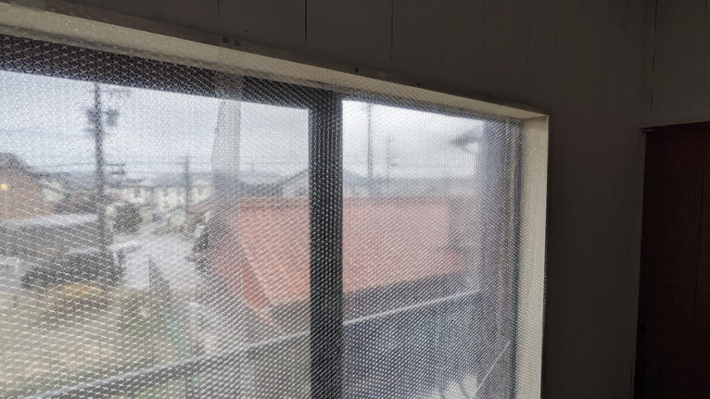 プチプチで断熱加工した窓の写真